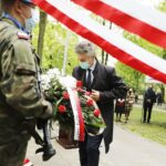 03.05.2020 Kielce. Uroczystości w 229. rocznicę uchwalenia Konstytucji 3 Maja. Złożenie wieńców pod pomnikiem Staszica. Senator Krzysztof Słoń / Jarosław Kubalski / Radio Kielce