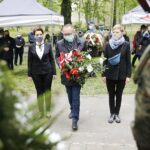 03.05.2020 Kielce. Uroczystości w 229. rocznicę uchwalenia Konstytucji 3 Maja. Złożenie wieńców pod pomnikiem Staszica. Na zdjęciu (od lewej): poseł Marzena Okła-Drewnowicz, Artur Gierada - szef świętokrzyskiej PO i radna Agata Wojda / Jarosław Kubalski / Radio Kielce