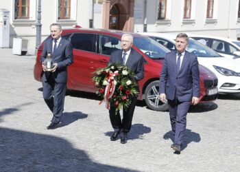 10.04.2020. Kielce. 10. rocznica katastrofy smoleńskiej. Wojewoda Zbigniew Koniusz, poseł Krzysztof Lipiec i przewodniczący sejmiku Andrzej Pruś składają wieniec przed tablicą na Bazylice Katedralnej w Kielcach / Jarosław Kubalski / Radio Kielce