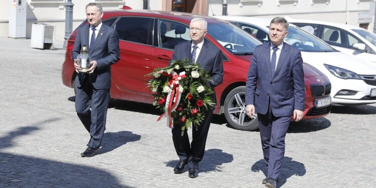 10.04.2020. Kielce. 10. rocznica katastrofy smoleńskiej. Wojewoda Zbigniew Koniusz, poseł Krzysztof Lipiec i przewodniczący sejmiku Andrzej Pruś składają wieniec przed tablicą na Bazylice Katedralnej w Kielcach / Jarosław Kubalski / Radio Kielce