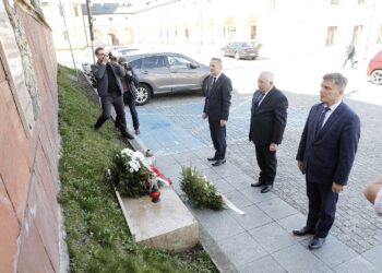 10.04.2020. Kielce. 10. rocznica katastrofy smoleńskiej. Wojewoda Zbigniew Koniusz, poseł Krzysztof Lipiec i przewodniczący sejmiku Andrzej Pruś składają wieniec przed tablicą na Bazylice Katedralnej w Kielcach / Jarosław Kubalski / Radio Kielce