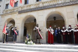 18.06.2020 Kielce. UJK. Odsłonięcie rzeźby patrona uczelni Jana Kochanowskiego / Jarosław Kubalski / Radio Kielce