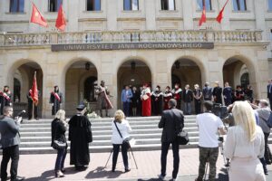 18.06.2020 Kielce. UJK. Odsłonięcie rzeźby patrona uczelni Jana Kochanowskiego / Jarosław Kubalski / Radio Kielce