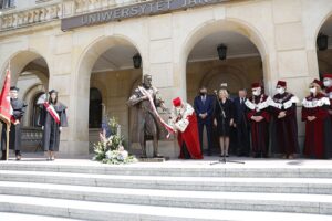 18.06.2020 Kielce. UJK. Odsłonięcie rzeźby patrona uczelni Jana Kochanowskiego / Jarosław Kubalski / Radio Kielce