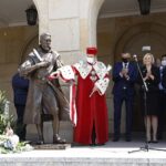 18.06.2020 Kielce. UJK. Odsłonięcie rzeźby patrona uczelni Jana Kochanowskiego. Od lewej: rektor Jacek Semaniak, prezydent Bogdan Wenta, wicemarszałek Renata Janik, autor rzeźby Arkadiusz Latos, wojewoda Zbigniew Koniusz i rektor-elekt Stanisław Głuszek / Jarosław Kubalski / Radio Kielce