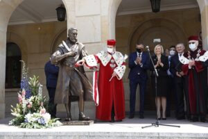 18.06.2020 Kielce. UJK. Odsłonięcie rzeźby patrona uczelni Jana Kochanowskiego. Od lewej: rektor Jacek Semaniak, prezydent Bogdan Wenta, wicemarszałek Renata Janik, autor rzeźby Arkadiusz Latos, wojewoda Zbigniew Koniusz i rektor-elekt Stanisław Głuszek / Jarosław Kubalski / Radio Kielce