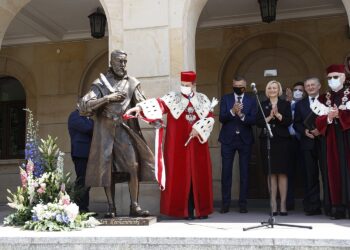 18.06.2020 Kielce. UJK. Odsłonięcie rzeźby patrona uczelni Jana Kochanowskiego. Od lewej: rektor Jacek Semaniak, prezydent Bogdan Wenta, wicemarszałek Renata Janik, autor rzeźby Arkadiusz Latos, wojewoda Zbigniew Koniusz i rektor-elekt Stanisław Głuszek / Jarosław Kubalski / Radio Kielce