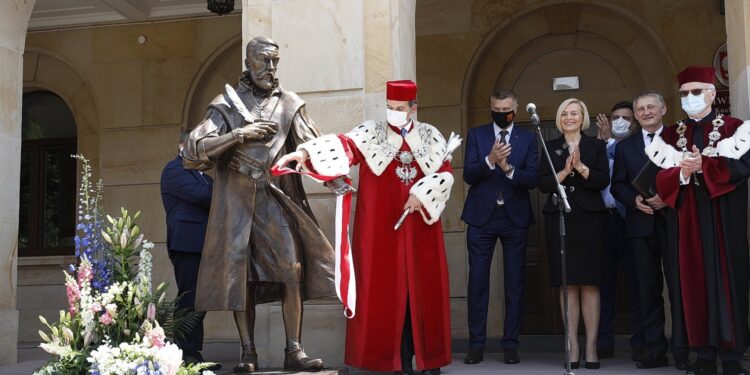 18.06.2020 Kielce. UJK. Odsłonięcie rzeźby patrona uczelni Jana Kochanowskiego. Od lewej: rektor Jacek Semaniak, prezydent Bogdan Wenta, wicemarszałek Renata Janik, autor rzeźby Arkadiusz Latos, wojewoda Zbigniew Koniusz i rektor-elekt Stanisław Głuszek / Jarosław Kubalski / Radio Kielce