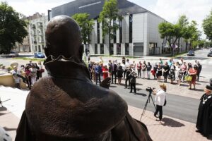 18.06.2020 Kielce. UJK. Odsłonięcie rzeźby patrona uczelni Jana Kochanowskiego / Jarosław Kubalski / Radio Kielce