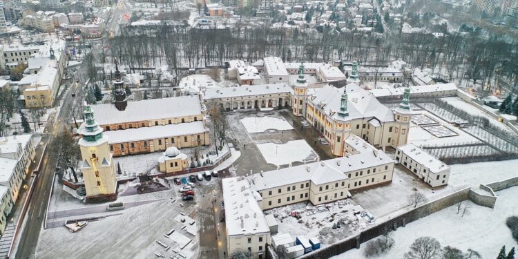 26.12.2020 Kielce. Katedra i Pałac Biskupów Krakowskich. Zima. Spadł śnieg / Jarosław Kubalski / Radio Kielce