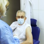 05.01.2021 Kielce. ŚCO. Koronawirus. Szczepionka na COVID-19. Szczepiony jest profesor Stanisław Góźdź / Jarosław Kubalski / Radio Kielce