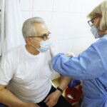 05.01.2021 Kielce. ŚCO. Koronawirus. Szczepionka na COVID-19. Szczepiony jest profesor Stanisław Góźdź / Jarosław Kubalski / Radio Kielce