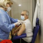 05.01.2021 Kielce. ŚCO. Koronawirus. Szczepionka na COVID-19. Szczepiony jest profesor Stanisław Góźdź / Jarosław Kubalski / Radio Kielce