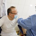 05.01.2021 Kielce. ŚCO. Koronawirus. Szczepionka na COVID-19. Szczepiony jest profesor Marcin Pasiarski / Jarosław Kubalski / Radio Kielce