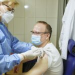 05.01.2021 Kielce. ŚCO. Koronawirus. Szczepionka na COVID-19. Szczepiony jest profesor Marcin Pasiarski / Jarosław Kubalski / Radio Kielce