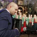 10.01.2021 Kielce. Kościół garnizonowy. Koncert laureatów IX Międzynarodowego Konkursu Kolęd, Pastorałek i Piosenek Świątecznych. Zespół Echo Łysicy / Jarosław Kubalski / Radio Kielce