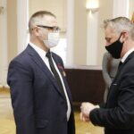 26.01.2021 Kielce. UJK. Wręczenie odznaczeń państwowych dla kadry uczelni. Złoty Krzyż Zasługi Dariuszowi Banasiowi wręcza wojewoda Zbigniew Koniusz / Jarosław Kubalski / Radio Kielce