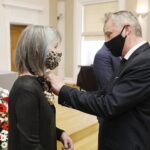 26.01.2021 Kielce. UJK. Wręczenie odznaczeń państwowych dla kadry uczelni. Złoty Krzyż Małgorzacie Bieleckiej wręcza wojewoda Zbigniew Koniusz / Jarosław Kubalski / Radio Kielce