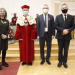 26.01.2021 Kielce. UJK. Wręczenie odznaczeń państwowych dla kadry uczelni. Od lewej: Małgorzata Banaś, rektor Stanisław Głuszek, Dariusz Banaś i wojewoda Zbigniew Koniusz / Jarosław Kubalski / Radio Kielce