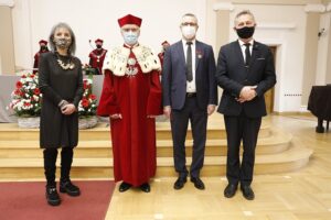 26.01.2021 Kielce. UJK. Wręczenie odznaczeń państwowych dla kadry uczelni. Od lewej: Małgorzata Banaś, rektor Stanisław Głuszek, Dariusz Banaś i wojewoda Zbigniew Koniusz / Jarosław Kubalski / Radio Kielce