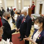 26.01.2021 Kielce. UJK. Wręczenie odznaczeń państwowych dla kadry uczelni. Medale Złote za Długoletnią Służbę wręczają wojewoda Zbigniew Koniusz i rektor Stanisław Głuszek / Jarosław Kubalski / Radio Kielce