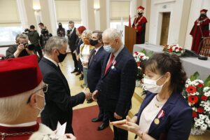 26.01.2021 Kielce. UJK. Wręczenie odznaczeń państwowych dla kadry uczelni. Medale Złote za Długoletnią Służbę wręczają wojewoda Zbigniew Koniusz i rektor Stanisław Głuszek / Jarosław Kubalski / Radio Kielce