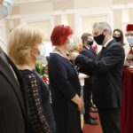 26.01.2021 Kielce. UJK. Wręczenie odznaczeń państwowych dla kadry uczelni. Medale Złote za Długoletnią Służbę wręczają wojewoda Zbigniew Koniusz i rektor Stanisław Głuszek / Jarosław Kubalski / Radio Kielce