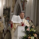 27.01.2021 Radom. Ingres biskupa Marka Solarczyka do katedry radomskiej. Na zdjęciu: biskup pomocniczy radomski Piotr Turzyński prezentuje akt powołania / Jarosław Kubalski / Radio Kielce