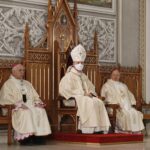 27.01.2021 Radom. Ingres biskupa Marka Solarczyka do katedry radomskiej. Na zdjęciu (od lewej):  metropolita częstochowski arcybiskup Wacław Depo, biskup Marek Solarczyk i biskup senior diecezji radomskiej Henryk Tomasik / Jarosław Kubalski / Radio Kielce