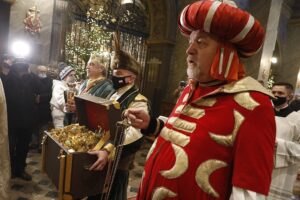 06.01.2021. Kielce. Bazylika katedralna. Święto Trzech Króli. Na zdjęciu (od lewej): Włodzimierz Rybczyński, Rafał Nowak - wicewojewoda świętokrzyski, Tomasz Bogucki w roli Trzech Królów / Jarosław Kubalski / Radio Kielce