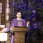 12.01.2021 Kielce. Kościół garnizonowy. Msza święta żałobna w intencji zmarłego pięściarza Mariana Trelińskiego. Ksiądz Mariusz Rozin / Jarosław Kubalski / Radio Kielce