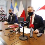 13.01.2021 Kielce. ŚUW. Konferencja prasowa podsumowująca programy rządowe realizowane w woj. świętokrzyskim w 2020 roku. Od lewej: przewodniczący sejmiku Andrzej Prus i wojewoda Zbigniew Koniusz / Jarosław Kubalski / Radio Kielce