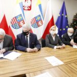 18.01.2021 Kielce. Urząd marszałkowski. Podpisanie umów na udzielenie dotacji na działalność zakładów aktywności zawodowej. Od lewej: Wojciech Czajkowski - sekretarz Polskiego Związku Niewidomych Okręg Świętokrzyski, Andrzej Bętkowski - marszałek, Renata Janik - wicemarszałek, Mirosław Szymczyk - prezes PZN Okręg Świętokrzyski i Krystyna Szymczyk / Jarosław Kubalski / Radio Kielce