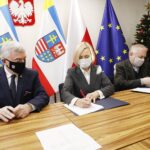 18.01.2021 Kielce. Urząd marszałkowski. Podpisanie umów na udzielenie dotacji na działalność zakładów aktywności zawodowej . Od lewej: Andrzej Bętkowski - marszałek, Renata Janik - wicemarszałek i ks. Stanisław Słowik - dyrektor Caritas Diecezji Kieleckiej / Jarosław Kubalski / Radio Kielce