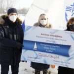 18.01.2021 Kielce. Voucher na łódkę dla kieleckiej mistrzyni Polski w żeglarstwie w klasie laser 47 Natalii Nadrzewi. Na zdjęciu (od lewej): Tomasz Chamera - prezes Polskiego Związku Żeglarskiego, Natalia Nadrzewia i Anna Krupka - wiceminister kultury, dziedzictwa narodowego i sportu  / Jarosław Kubalski / Radio Kielce