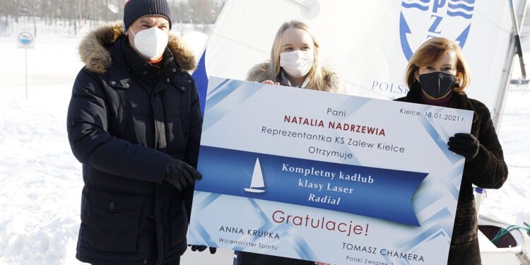 18.01.2021 Kielce. Voucher na łódkę dla kieleckiej mistrzyni Polski w żeglarstwie w klasie laser 47 Natalii Nadrzewi. Na zdjęciu (od lewej): Tomasz Chamera - prezes Polskiego Związku Żeglarskiego, Natalia Nadrzewia i Anna Krupka - wiceminister kultury, dziedzictwa narodowego i sportu  / Jarosław Kubalski / Radio Kielce