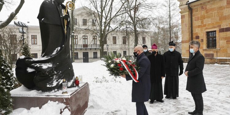 20.01.2021 Kielce. Złożenie kwiatów pod pomnikiem biskupa Czesława Kaczmarka w 70. rocznicę jego aresztowania. Na zdjęciu (od lewej): Rafał Nowak - wicewojewoda, biskup Marian Florczyk, ks. Adam Kędzierski - proboszcz bazyliki katedralnej w Kielcach i senator Krzysztof Słoń / Jarosław Kubalski / Radio Kielce