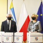 22.01.2021 Kielce. Urząd marszałkowski. Przekazanie pulsoksymetrów dla instytucji sprawujących opiekę nad osobami starszymi. Na zdjęciu (od lewej): marszałek Andrzej Bętkowski i wicemarszałek Renata Janik / Jarosław Kubalski / Radio Kielce