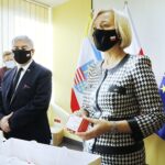 22.01.2021 Kielce. Urząd marszałkowski. Przekazanie pulsoksymetrów dla instytucji sprawujących opiekę nad osobami starszymi. Na zdjęciu (od lewej): marszałek Andrzej Bętkowski i wicemarszałek Renata Janik / Jarosław Kubalski / Radio Kielce