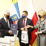 22.01.2021 Kielce. Urząd marszałkowski. Przekazanie pulsoksymetrów dla instytucji sprawujących opiekę nad osobami starszymi. Na zdjęciu (od lewej): marszałek Andrzej Bętkowski, dyrektor DPS im. Jana Pawła II w Kielcach Piotr Chałupka i wicemarszałek Renata Janik / Jarosław Kubalski / Radio Kielce