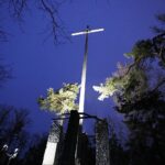 22.01.2021 Kielce. Podświetlony krzyż na Bruszni / Jarosław Kubalski / Radio Kielce