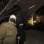 22.01.2021 Kielce. Podświetlony krzyż na Bruszni. Od lewej: Janusz Koza i Witold Borowiec - Stowarzyszenie Pamięć i Tradycja im. Marszałka Józefa Piłsudskiego / Jarosław Kubalski / Radio Kielce