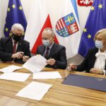 26.01.2021 Kielce. Urząd Marszałkowski. Podpisanie umów na dofinansowanie szkolnictwa zawodowego. Na zdjęciu (od lewej): Andrzej Bętkowski - marszałek, Tomasz Kozieł - dyrektor Zespołu Szkół Informatycznych i Renata Janik - wicemarszałek / Jarosław Kubalski / Radio Kielce