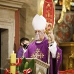 29.01.2021 Kielce. Uroczystości pogrzebowe ks. Edwarda Chata. Msza żałobna w katedrze. Biskup Jan Piotrowski / Jarosław Kubalski / Radio Kielce