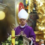 10.10.2020 Kielce. Katedra. Pogrzeb ks. prof. Stanisława Czerwika - wieloletniego rektora kieleckiego seminarium. Biskup Jan Piotrowski / Jarosław Kubalski / Radio Kielce