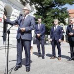 14.08.2020 Kielce. Odsłonięcie tablicy na murze urzędu miasta upamiętniającej Bitwę Warszawską i Bitwę Nad Niemnem. Od lewej:naczelnik Oddziałowego  Biura  Upamiętniania Walk i Męczeństwa IPN w Krakowie dr Maciej Korkuć, prezydent Kielc Bogdan Wenta, senator Krzysztof Słoń i wojewoda Zbigniew Koniusz / Jarosław Kubalski / Radio Kielce