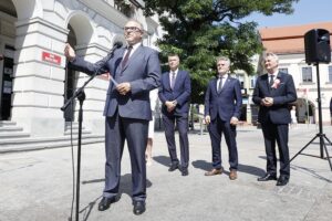 14.08.2020 Kielce. Odsłonięcie tablicy na murze urzędu miasta upamiętniającej Bitwę Warszawską i Bitwę Nad Niemnem. Od lewej:naczelnik Oddziałowego Biura Upamiętniania Walk i Męczeństwa IPN w Krakowie dr Maciej Korkuć, prezydent Kielc Bogdan Wenta, senator Krzysztof Słoń i wojewoda Zbigniew Koniusz / Jarosław Kubalski / Radio Kielce