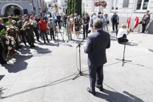 14.08.2020 Kielce. Odsłonięcie tablicy na murze urzędu miasta upamiętniającej Bitwę Warszawską i Bitwę Nad Niemnem / Jarosław Kubalski / Radio Kielce