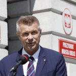 14.08.2020 Kielce. Odsłonięcie tablicy na murze urzędu miasta upamiętniającej Bitwę Warszawską i Bitwę Nad Niemnem. Prezydent Kielc Bogdan Wenta / Jarosław Kubalski / Radio Kielce