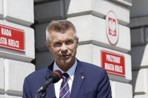 14.08.2020 Kielce. Odsłonięcie tablicy na murze urzędu miasta upamiętniającej Bitwę Warszawską i Bitwę Nad Niemnem. Prezydent Kielc Bogdan Wenta / Jarosław Kubalski / Radio Kielce